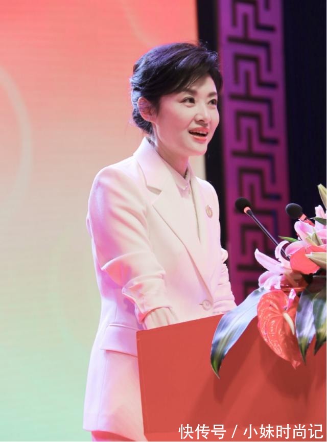 连衣裙 著名主持人“周涛”真会穿!深红色镂空连衣裙搭配扎发,优雅大气