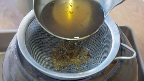 农村姑娘教你这样熬制猪油,出油量高,雪白无腥气,油渣焦黄酥脆