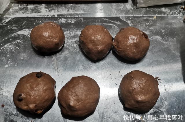 看起来|这是一款看起来很丑却很好吃的面包,双倍浓香可可面包送给你
