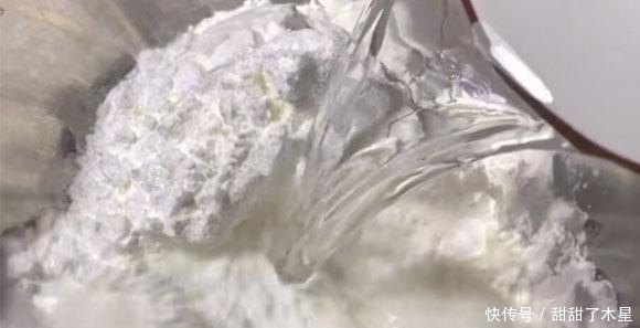 这食材耐放又便宜,多买些存起来,泡软后一拌一蒸,蘸酱吃真过瘾