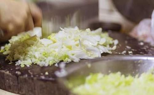 拌饺子馅,用生油还是熟油?弄清这一点,饺子鲜香四溢,不油腻