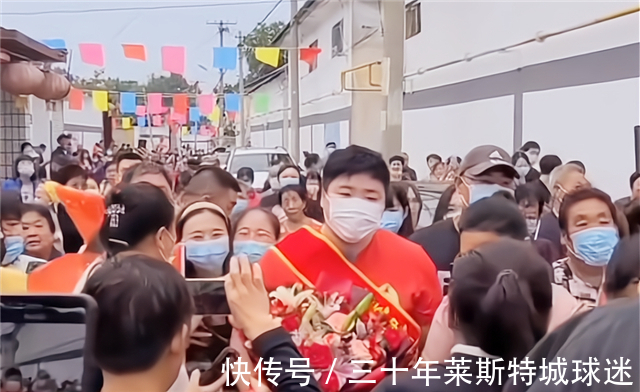 父老乡亲|奥运冠军隆重回村！村民冒雨等待，乐队锣鼓喧天，炮手等口令放炮