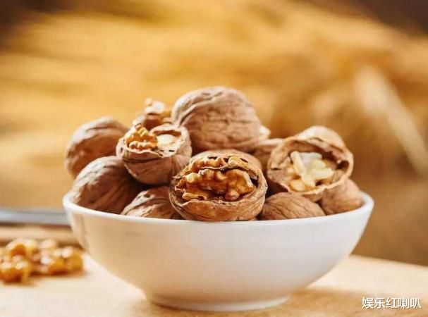 这种坚果或在偷偷“堵塞”你的血管，要提醒家人尽量少吃