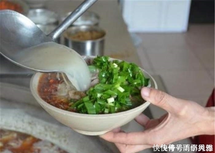 这个才是正宗的羊肉汤,水龙头从来没关过,乳白色的汤就看出了羊肉