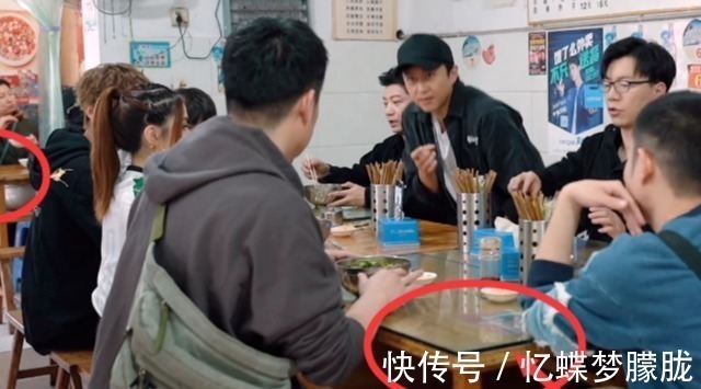 鄧超鹿晗在小縣城吃面,誰注意他們桌面上鋪了啥?嫌棄就別在這吃
