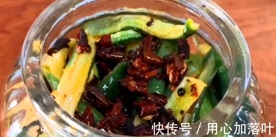 天冷了，碰到此菜别手软，一次买50斤，晒干囤起来，冬天吃特别香！