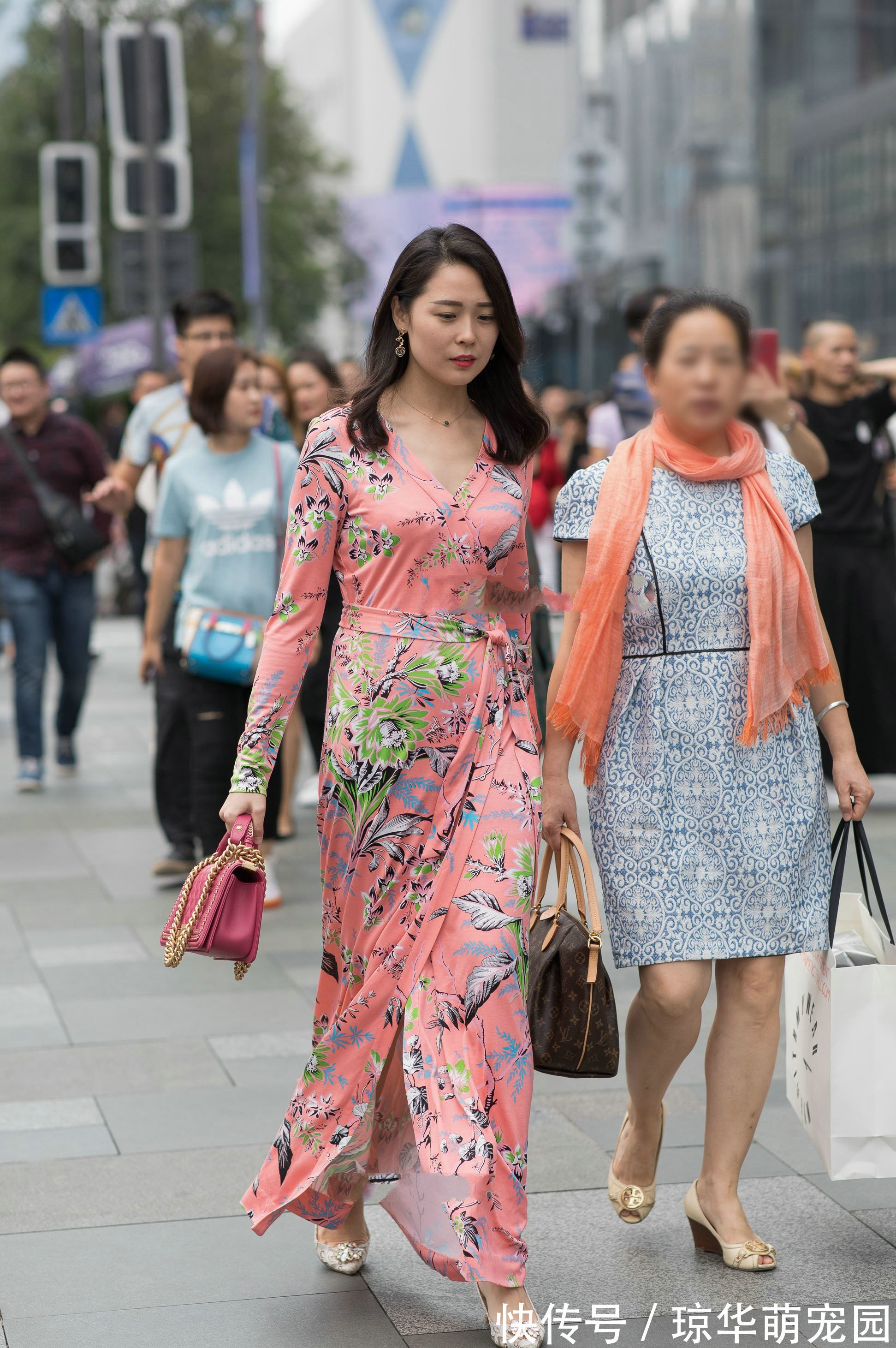 搭配|柔软连衣裙搭配,个性时尚,显个人气质