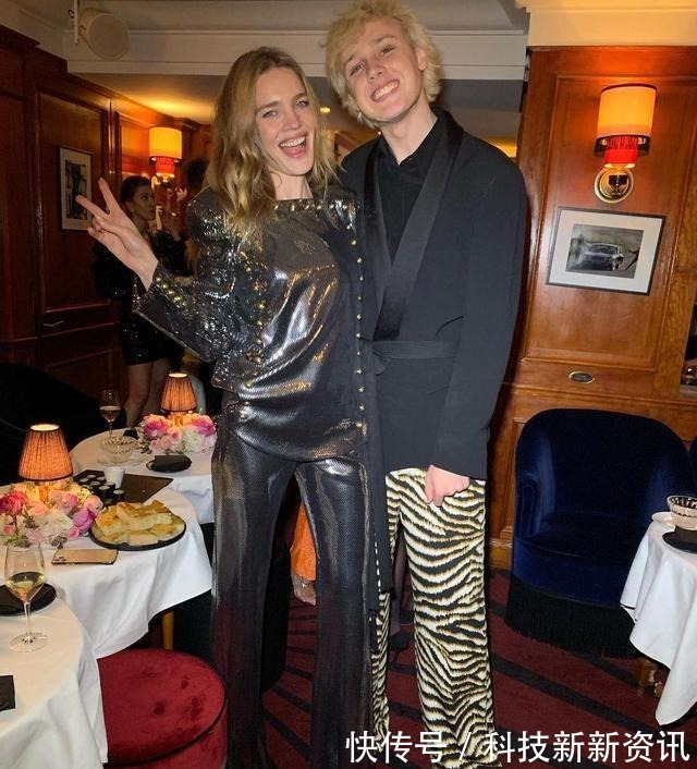 纳塔利·沃佳诺娃 LV太子妃婚后在家拍大片,穿挂脖裙配羊角高跟鞋,拿奢侈包逗猫!