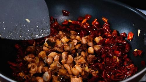  干辣椒段|辣子鸡丁，用鸡腿还是鸡胸？教你正确做法，鸡丁嫩滑好吃不发柴