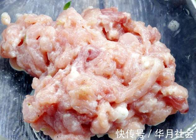 入味|蒜苔炒肉，别直接下锅炒，分享2个窍门，猪肉更滑嫩，蒜苔更入味