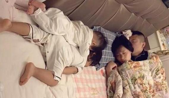 意外|一家四口“真实”睡觉照火了,网友父母才是真爱,孩子都是意外