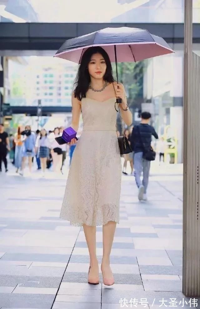 街拍|美女街拍:成熟典雅的小姐姐,长相好气质佳,尽显独特魅力