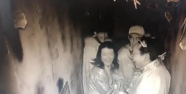 人生第一次|丁真谈第一次去大城市感受喜欢玩鬼屋，不羡慕成都，仍喜欢家乡
