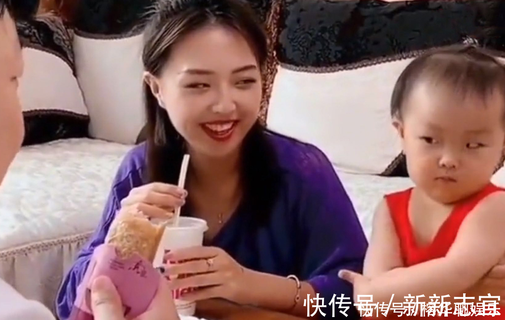 孩子|爸爸只喂妈妈东西吃,闺女的眼神透着杀气,小棉袄生起气来可爱