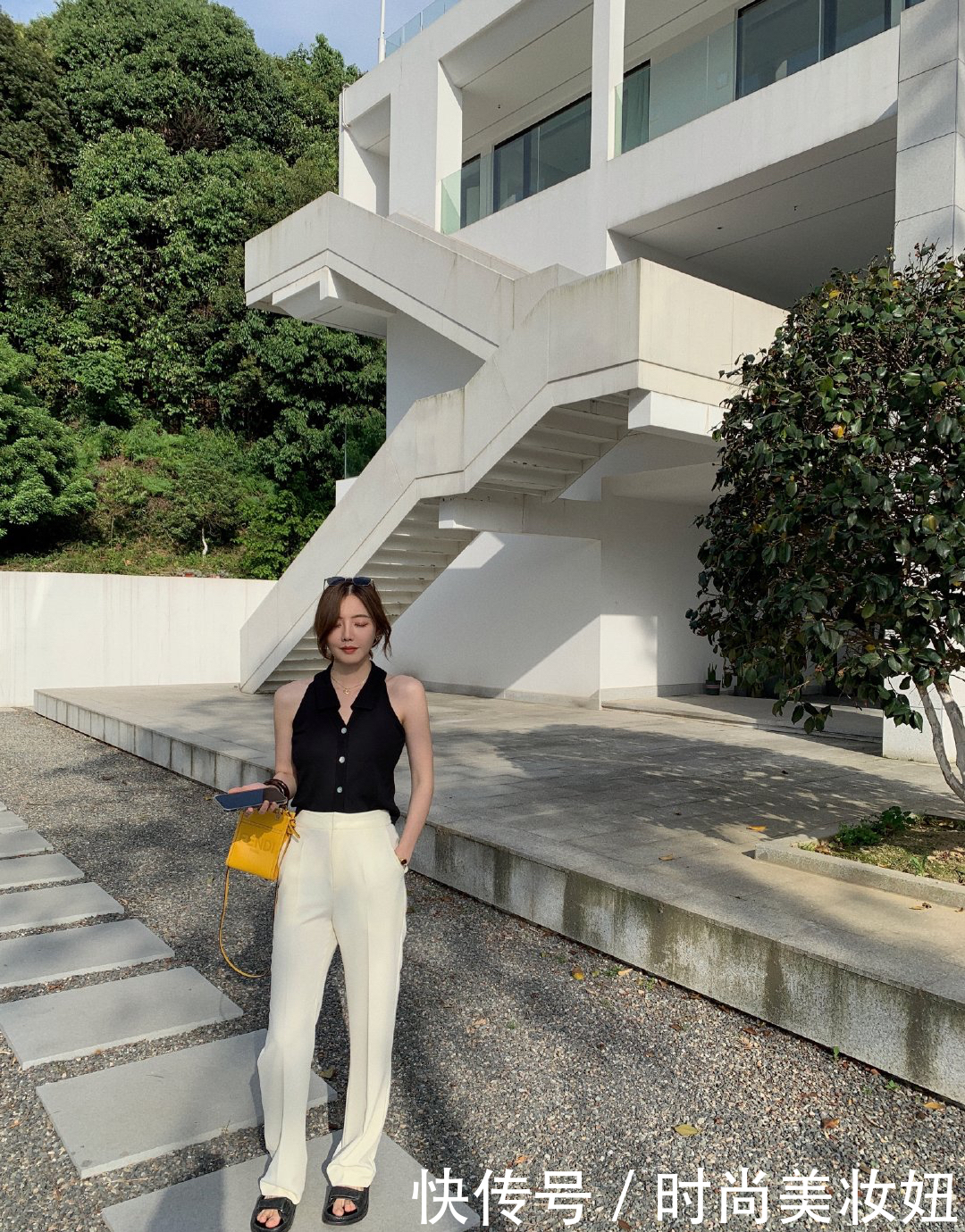 洋气|别再穿阔腿裤了,今年流行“烟管裤”,中年女性穿减龄又显瘦