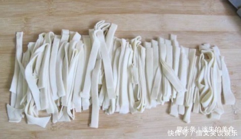 手擀面一煮就断面点师傅来支招，偷偷加点“它”，轻松就解决
