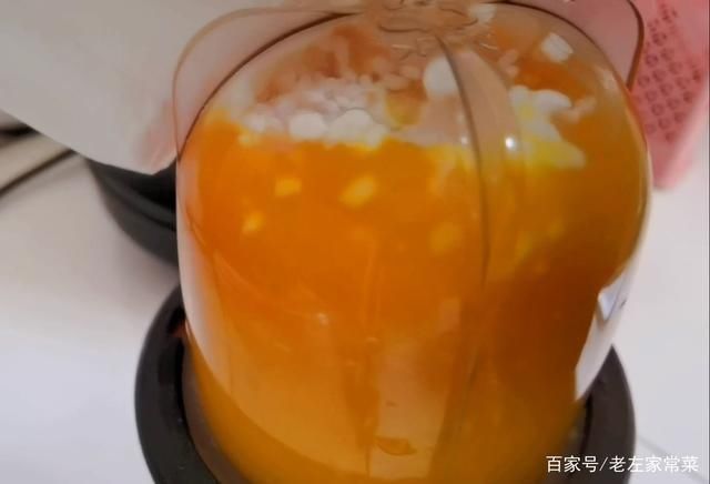 秋天的南瓜这样吃,加一碗大米,不蒸不煮,柔软多层,营养又解馋