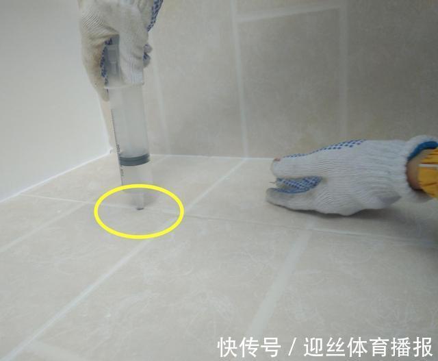 老师傅|瓷砖铺贴完后,师傅用塑料瓶倒扣在缝隙处,邻居:这怕不是个新手