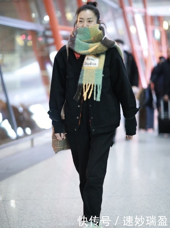 刘雯穿一身黑,配上拼色围巾,将头发盘起来干净利落又保暖