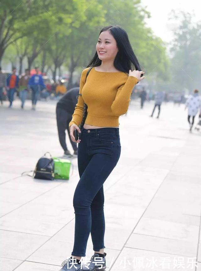 时尚|冬日暖阳!女孩的穿搭真时尚,笑容更美更自信,身材也不错哦