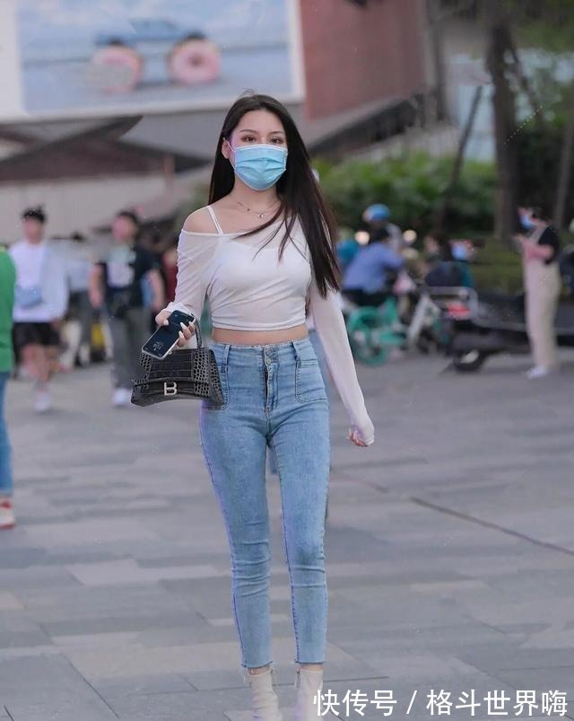 牛仔裤|经典牛仔裤配上烈焰大红唇,简约而不简单,搭配出不同风采