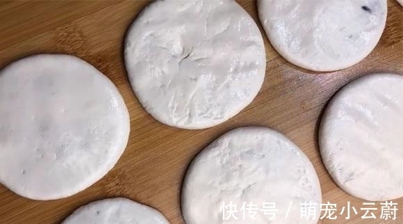 最近我家没少吃它，包一物按成饼，煎一煎出锅，外皮筋道馅香甜，美味