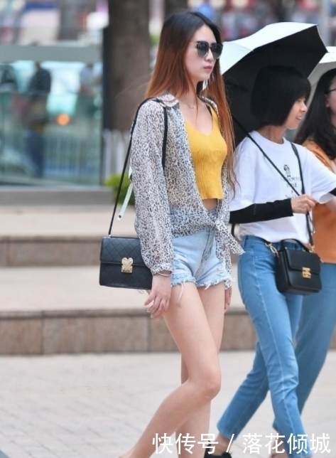 街拍美图青春迷人的小姐姐,穿出不同的时尚气质,更青春亮眼