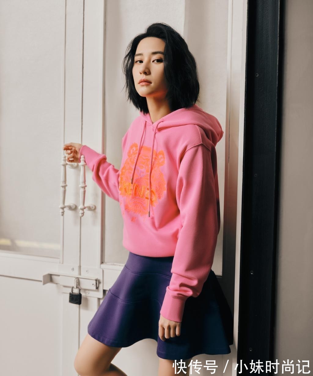 小背心 何超莲气质成熟了不少,毛衣外面套小背心,高腰长裙配得好高级