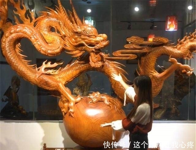 木匠师傅用整块花梨木，雕出一条“腾云神龙”，就差画龙点睛了