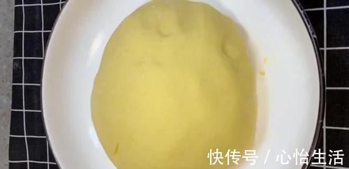酸菜|正宗的东北酸菜馅饺子,酸菜中放上“它”一起拌,好吃停不下来!