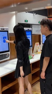 |搞笑GIF:妹子厉害了,果然是道高一尺魔高一丈啊