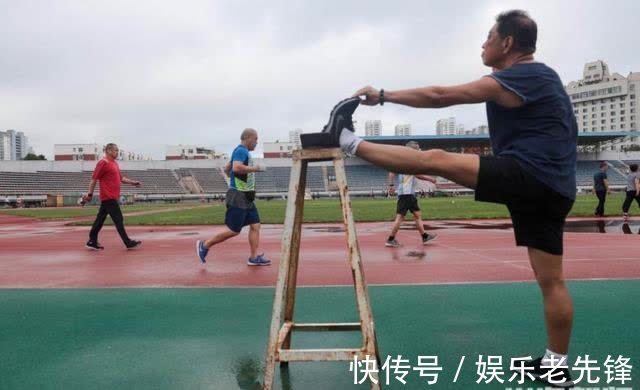 半岛|半岛聚焦丨夏日热练!弘诚体育场日均迎客七千,有人专门开车来运动
