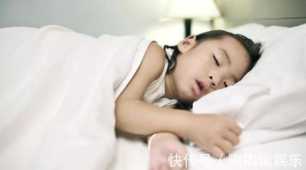 牙弓|孩子睡前的一个坏习惯,正悄悄毁掉自身颜值,很多父母还没察觉到