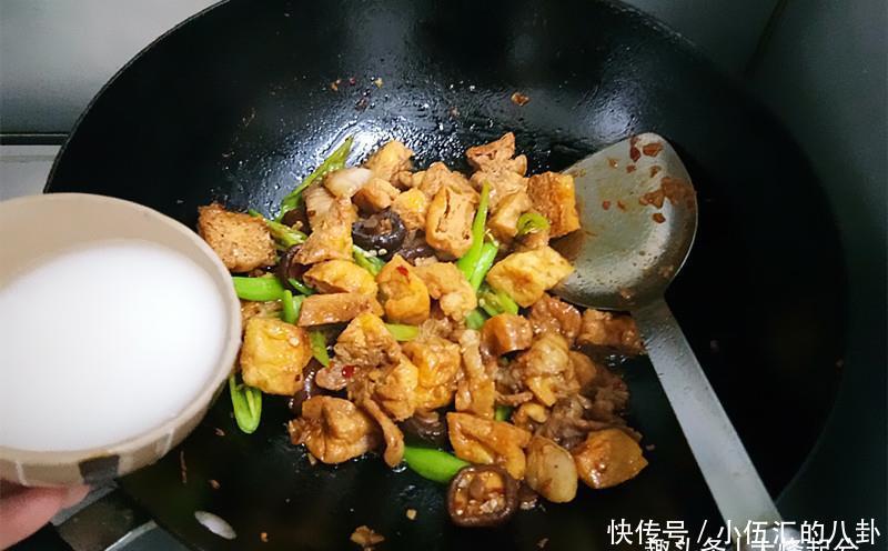 油豆腐的做法比肉还好吃,两碗米饭都不够!保你吃过就会爱上