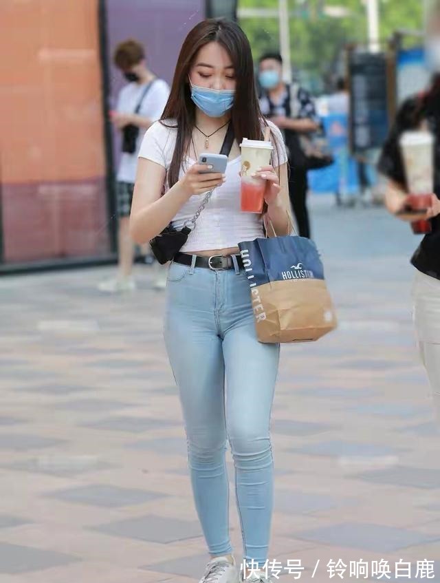 显瘦 紧身牛仔裤简洁大气,耐看又耐脏,显瘦效果非常明显!