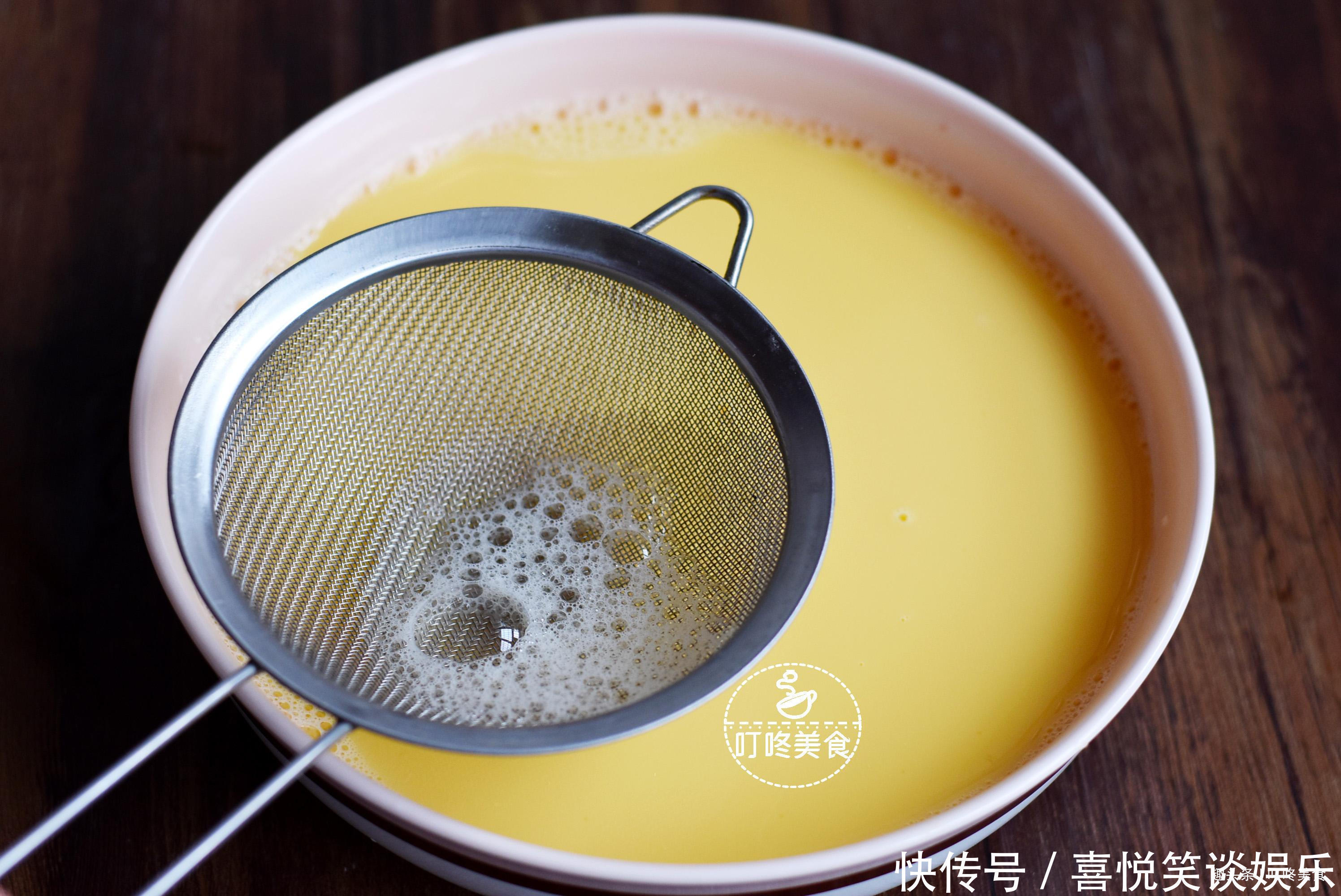 鸡蛋羹|蒸鸡蛋羹时,别直接加水就蒸,学会这些技巧,鸡蛋更嫩滑,无气孔