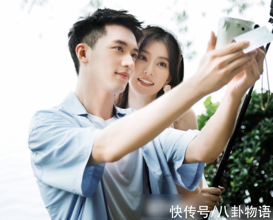 假戏真做|许魏洲嘴巴粘了东西,乔欣下意识伸手去帮他擦,吴宣仪都看愣了