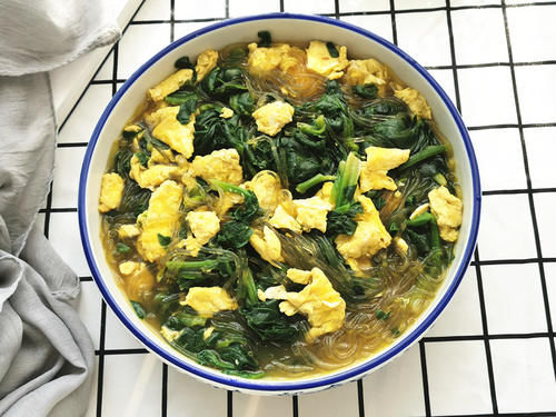 菠菜原来还可以这样吃？加上这2样，汤汁鲜美越吃越爱