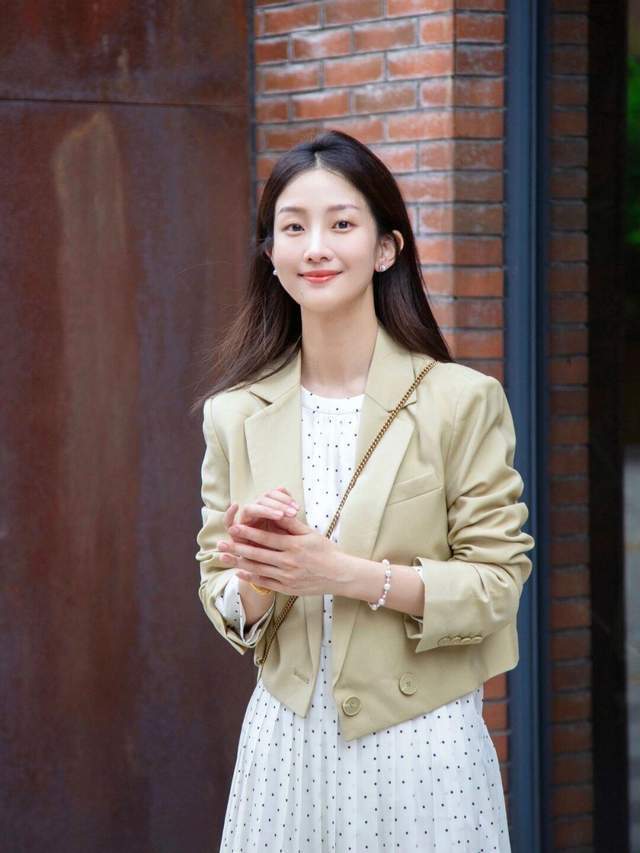 西服|想变成“商圈精英”的女神,试一试西服搭配波点连衣裙,高贵大气