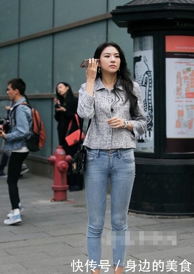 马尾辫|路人街拍,小姐姐梳一个清爽的马尾辫,看起来青春活力感十足