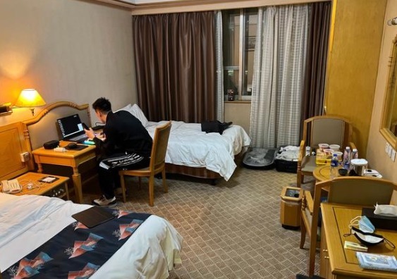 篮协|争议!辽篮入住4星级酒店,2人一间床太小,赵继伟:我很无语