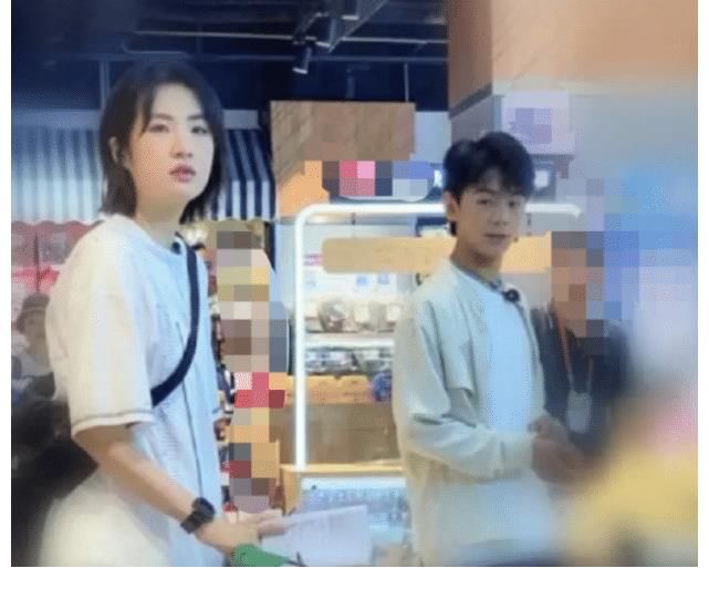 低头见|同是和丁真一起逛街，周也姚安娜态度差太多，一个细节瞬间路转粉