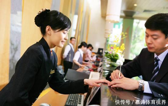 酒店前台工资不高，还经常熬夜，为啥还有女孩愿意做？原因很真实