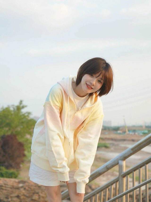 穿搭|这是我见过最洋气的通勤穿搭:风衣搭配牛仔裤,很实用又高级洋气