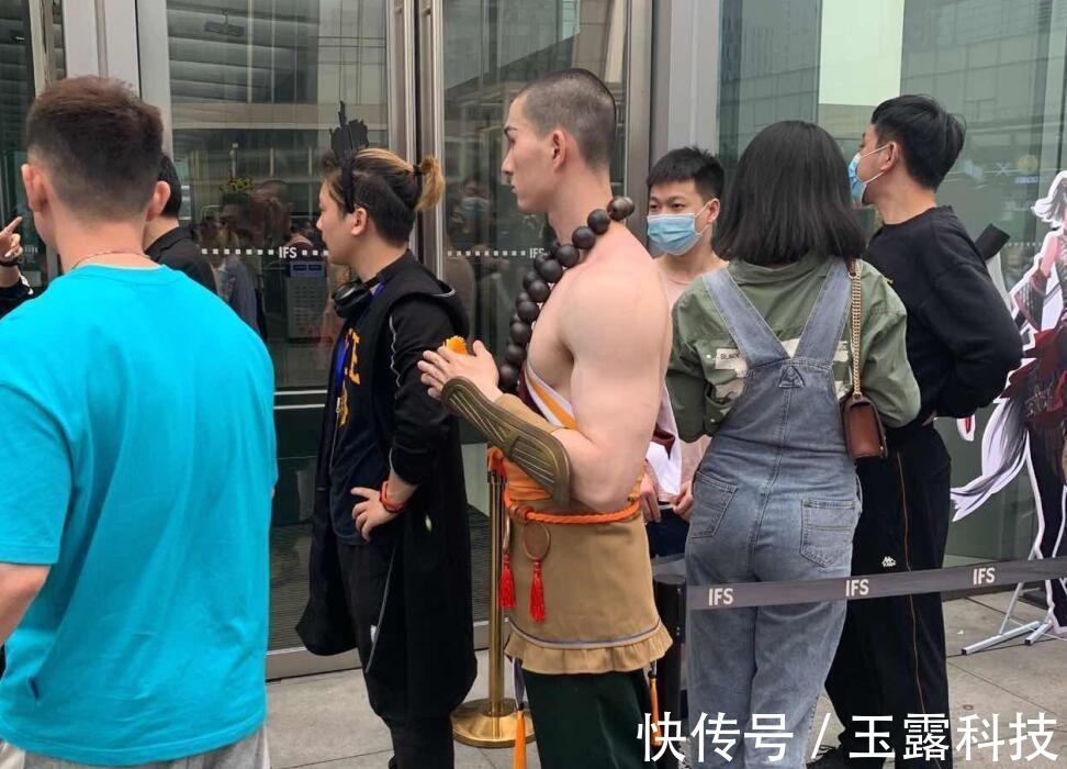 小哥哥|剑网三怀旧服已Coser成堆,数百人同台表演,漫展变古装T台秀