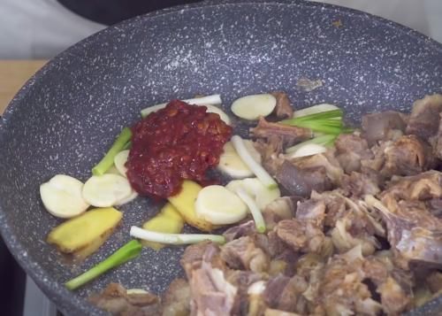 孩子爱吃的红焖羊肉,做法简单,味道鲜美,吃一次念念不忘