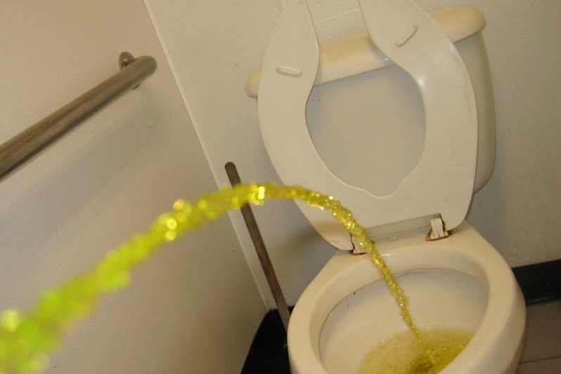 泡沫|男人晨起“第一次小便”，若无3个表现，偷乐吧，肾脏很强壮