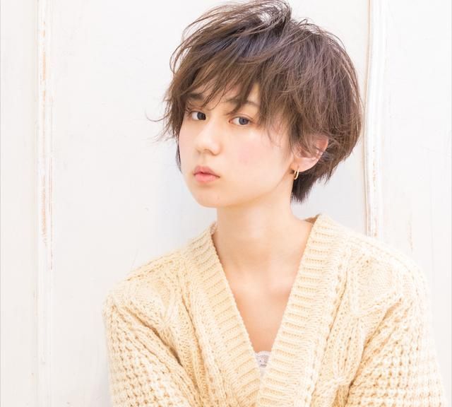 脸型|脸大头大,身材比较矮胖、皮肤偏黑黄的女生适合什么发型?