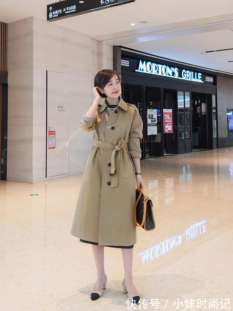 牛仔裤|38岁女性怎么穿风衣才洋气?搭配上蓝色衬衫和牛仔裤,高级又减龄