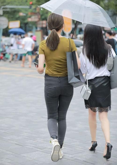 身材|紧身短袖和紧身牛仔裤的搭配，紧身状态下彰显身材，时尚感十足！